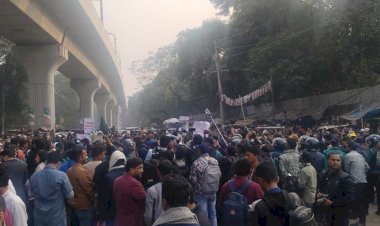 আন্দোলনরত শিক্ষকদের পদযাত্রায় পুলিশের বাধা