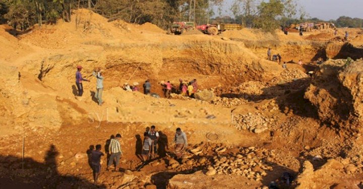 কোম্পানীগঞ্জে টিলা কেটে পাথর লুট: ৪০ ‘পাথরখেকোর’ নামে মামলা