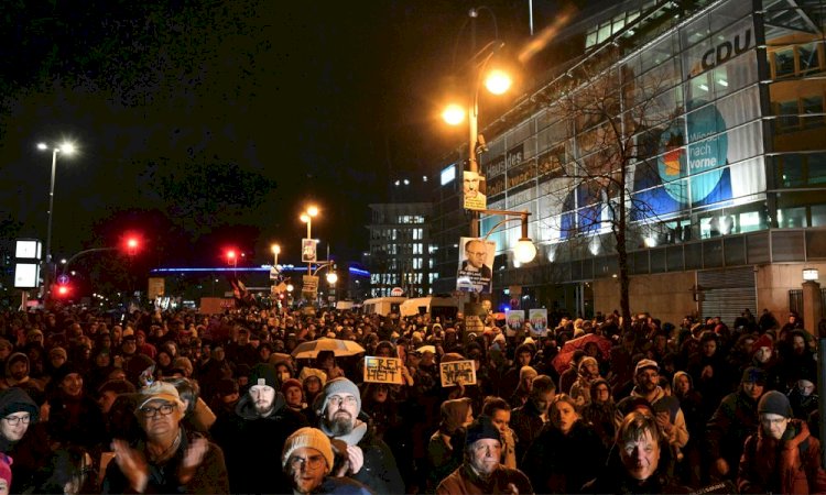 অভিবাসন নিয়ন্ত্রণে জার্মানিতে প্রস্তাব পাস, বিক্ষোভে হাজারো মানুষ