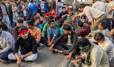 মহাখালীতে রেলপথ অবরোধ তিতুমীর শিক্ষার্থীদের