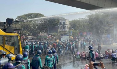 শাহবাগে শিক্ষকদের ওপর পুলিশের লাঠিচার্জ, জলকামান