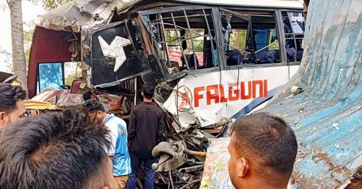 বাস-কাভার্ডভ্যানের সং ঘ র্ষে নি হ ত ১, আহত ১৫