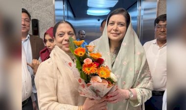 ১৭ বছর পর মাকে ছুঁয়ে দেখলেন জোবাইদা