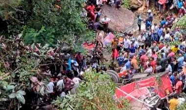 শ্রীলঙ্কায় নিয়ন্ত্রণ হারিয়ে বাস খাদে, ২১ প্রাণহানি