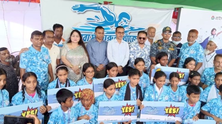চাঁদপুরে ‘ইয়েস কার্ড’ পেলেন ৪০ সাঁতারু