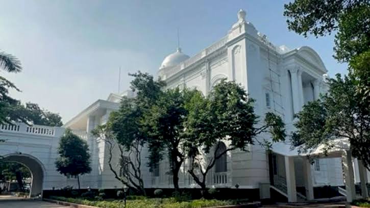 আগুনে লাশের স্তূপ, ছেলেকে দেখে কাঁদলেন বাবা