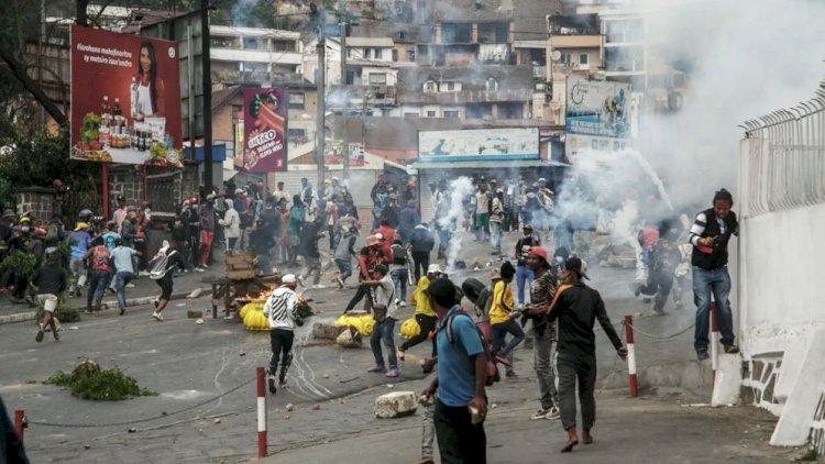 এবার প্রেসিডেন্ট-প্রধানমন্ত্রীকে ক্ষমা চাইতে বলল জেন-জি